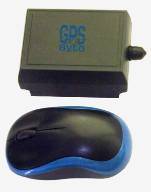 На фото трекер на магніті GPSavto в порівнянні за розміром з комп'ютерною мишкою