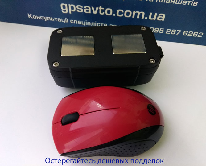 Размеры GPS трекера на магните относительно мышки